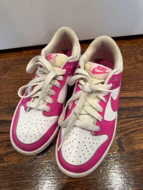 Nike Kids Low-Top Sneakers in Hot Pink and White